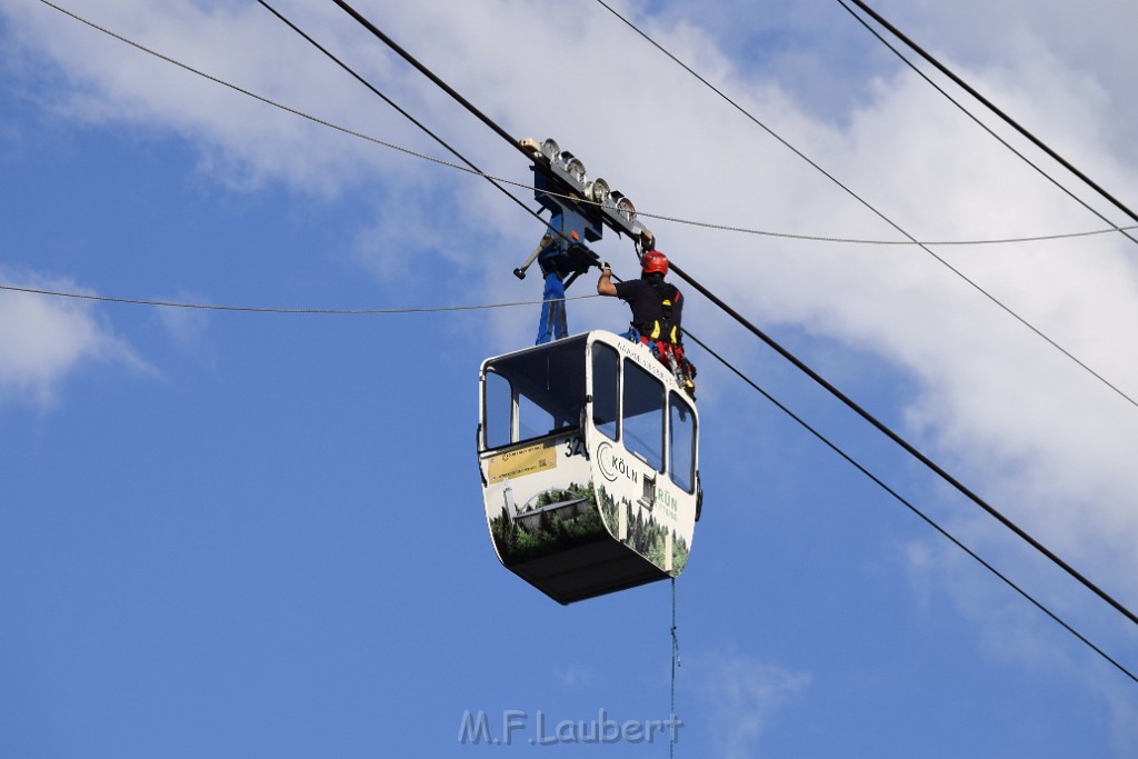 Koelner Seilbahn Gondel blieb haengen Koeln Linksrheinisch P529.JPG - Miklos Laubert